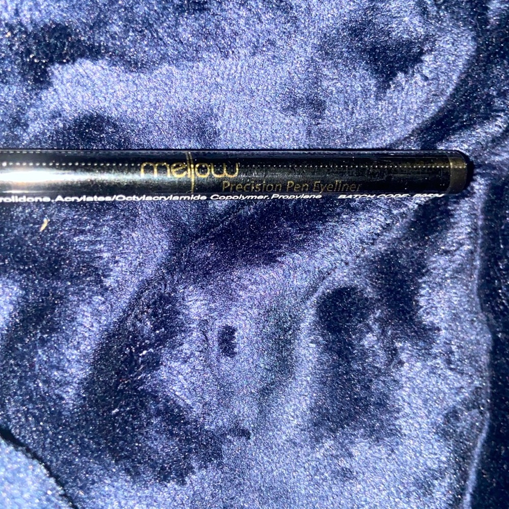 Mellow black pen eyeliner